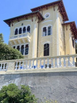 in einer historischen Villa mit Blick auf die Bucht von Quercetano