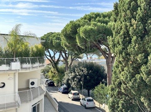 con balcone vista mare a 80 metri dal mare